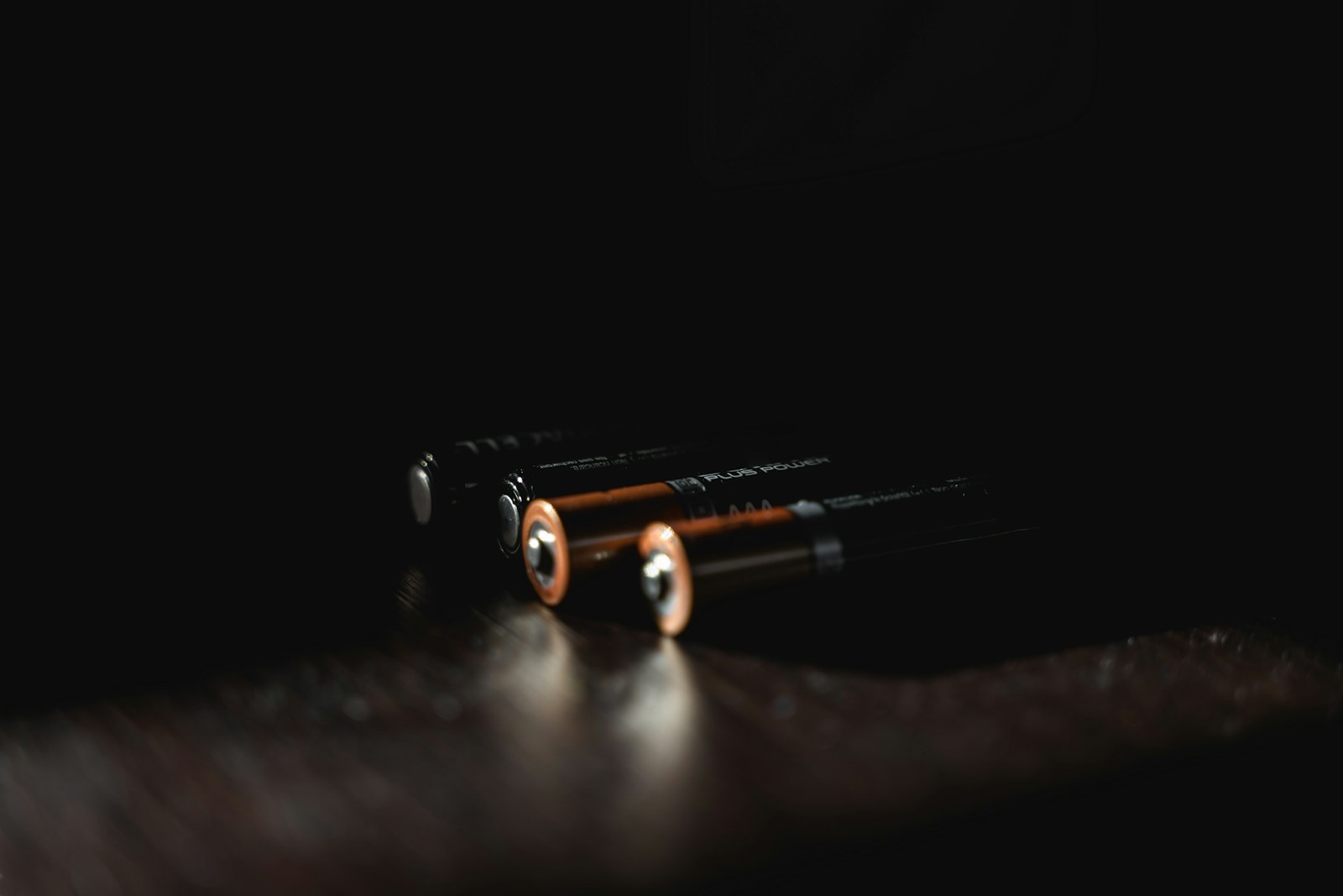 Deux piles Duracell sur fond sombre